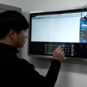 Kỹ thuật viên kiểm tra tính năng cảm ứng của màn hình