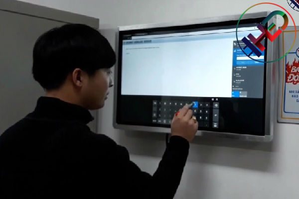 Kỹ thuật viên kiểm tra tính năng cảm ứng của màn hình