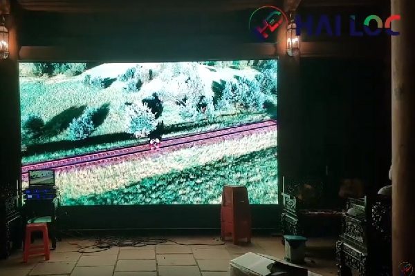 Màn hình led Bái Đính được bắt nam châm cố định vào khung