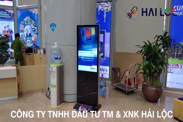 Màn hình chân đứng đáp ứng mọi nhu cầu trình chiếu của ngân hàng BIDV trong chiến dịch truyền thông quảng cáo dịch vụ mới