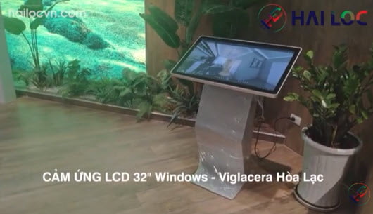 thi-cong-lap-dat-man-hinh-quang-cao-lcd-chan-quy-32-inch-tai-lang-hoa-lac