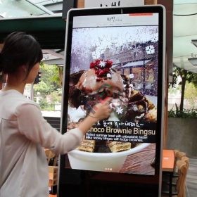 Thi công màn hình LCD chân đứng 43 inch