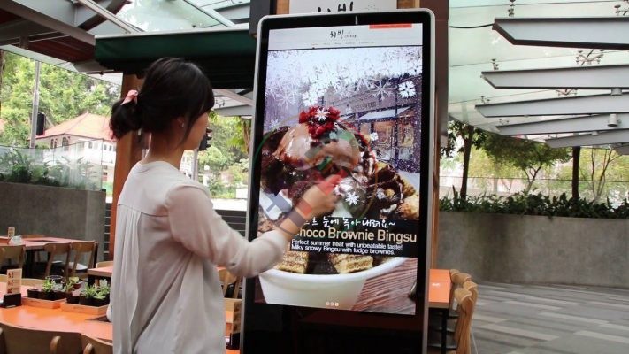 Thi công màn hình LCD chân đứng 43 inch