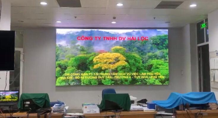 Thi-cong-man-hinh-led-p4-trung-tam-dich-vu-viec-lam-phu-yen